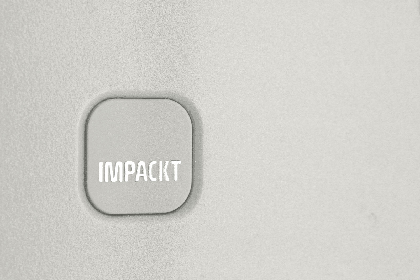 IMPACKT Koffer IP 1 L 76 cm mit 4 Rollen Polar White