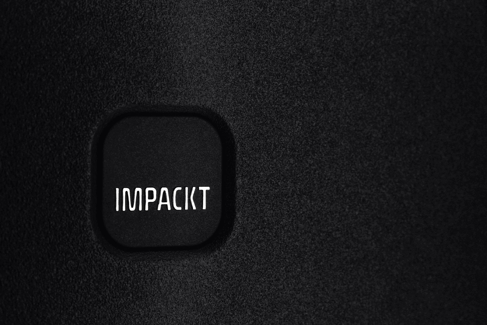 IMPACKT Koffer IP 1 M 67 cm mit 4 Rollen Lava Black